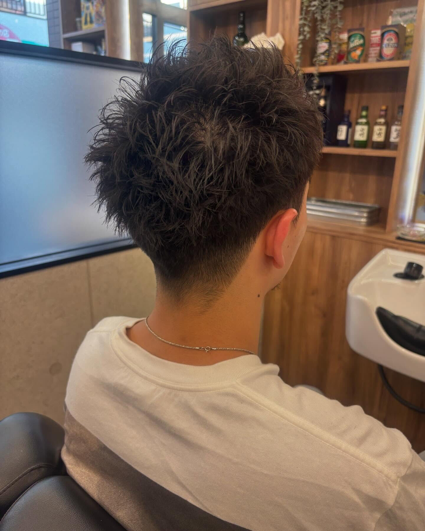メンズヘアのトレンドを取り入れた無骨でスタイリッシュなスパイ