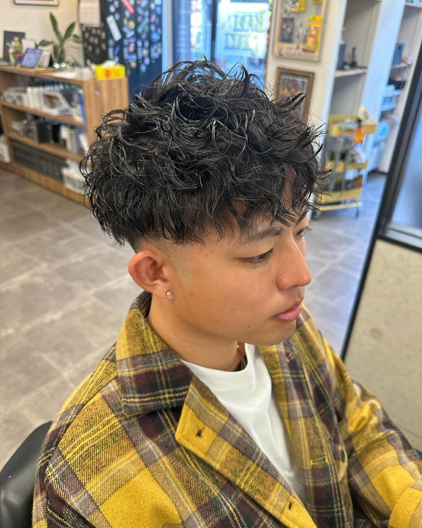 スキンフェードにツイストパーマをプラスして、男髪に色気を足し