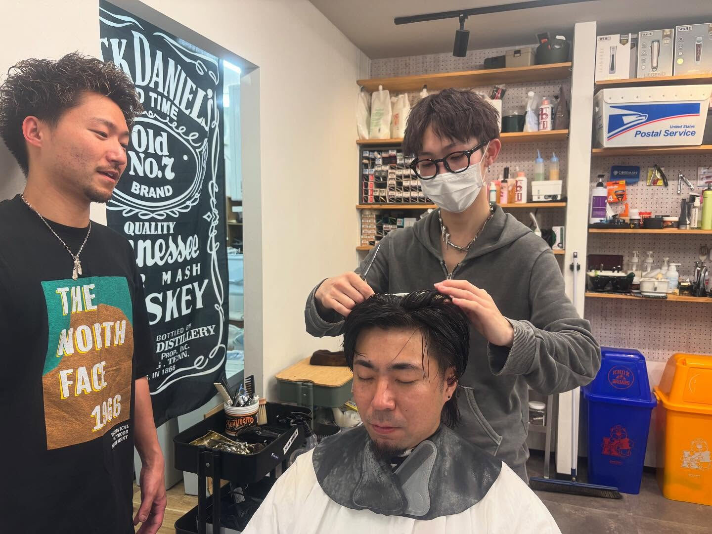 スタッフの頭で初のカット挑戦！