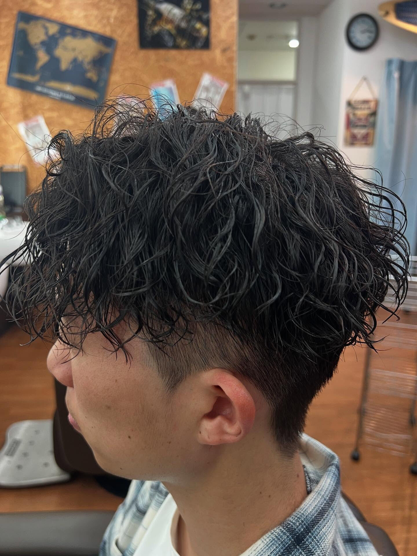 こちらは、個性的でスタイリッシュなメンズヘアスタイルをご紹介