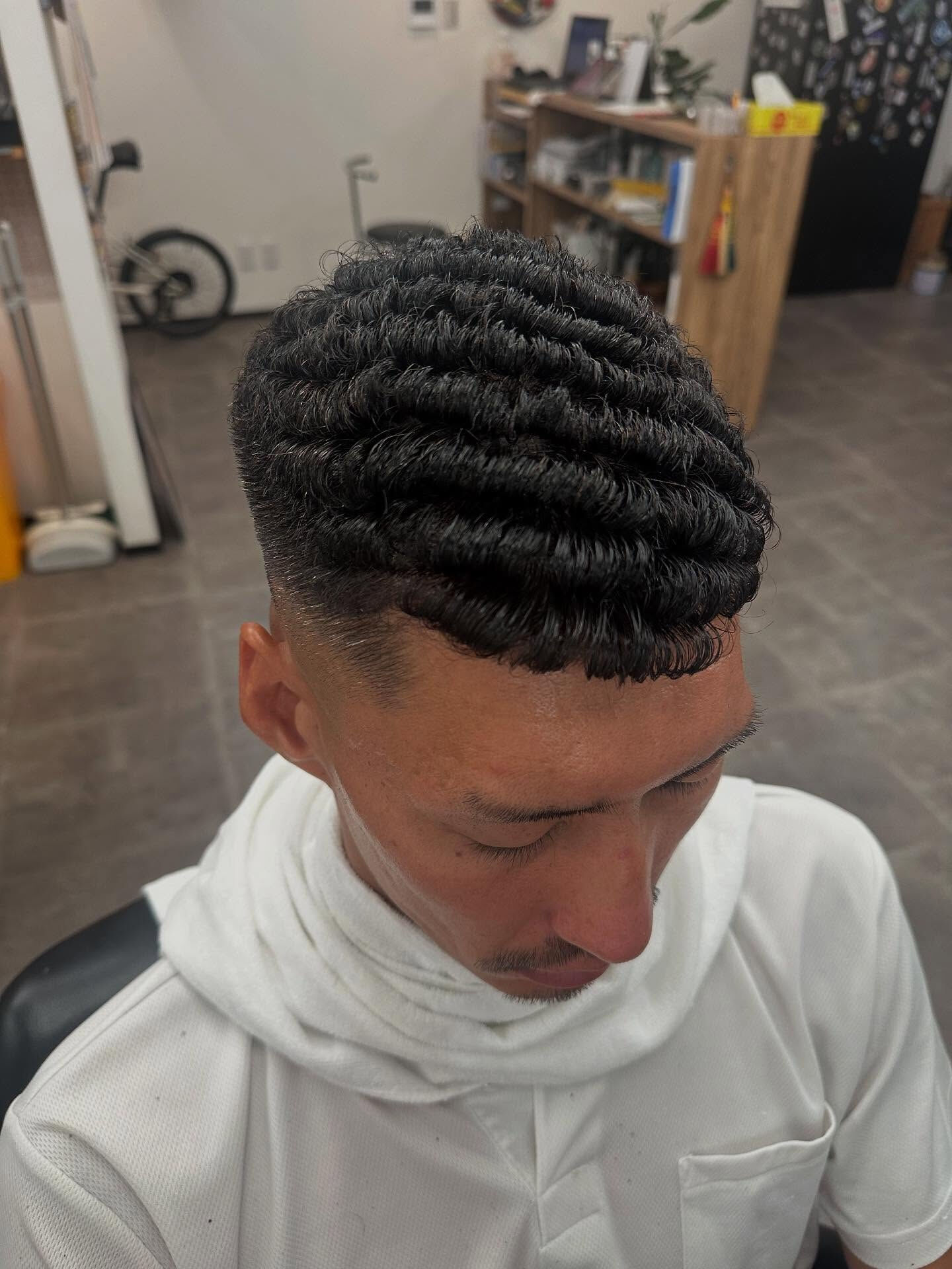 直毛でお悩みのメンズ必見😎✨毎日のスタイリングが楽になる、革
