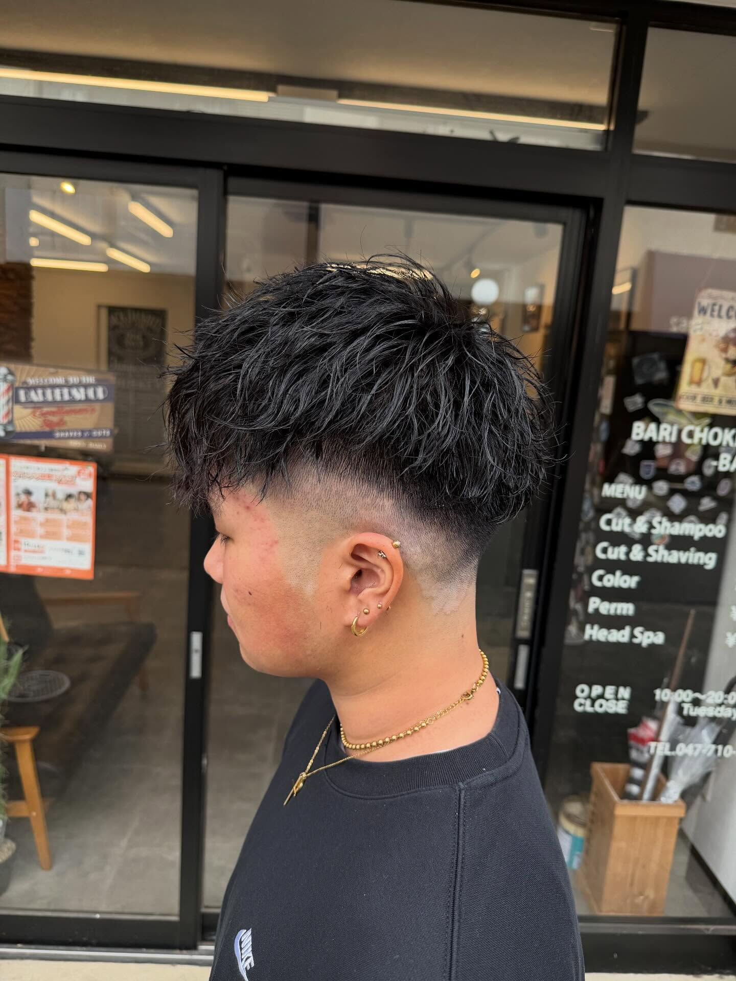 🔹 スキンフェードスタイルで清潔感をアップ！💈✨ 今日もバリ