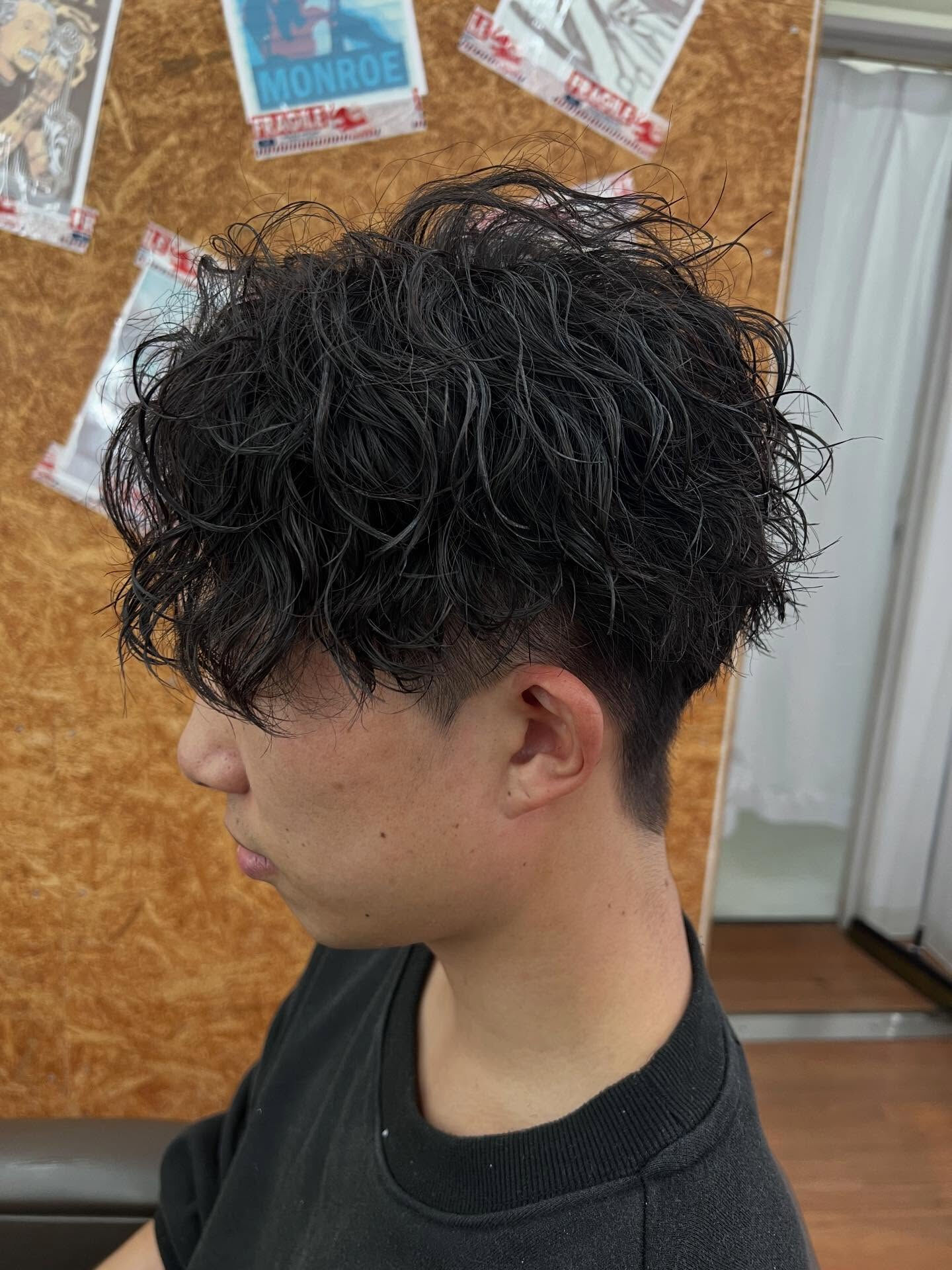 BATON理容院の最新トレンドスタイルのご紹介です！今、男性