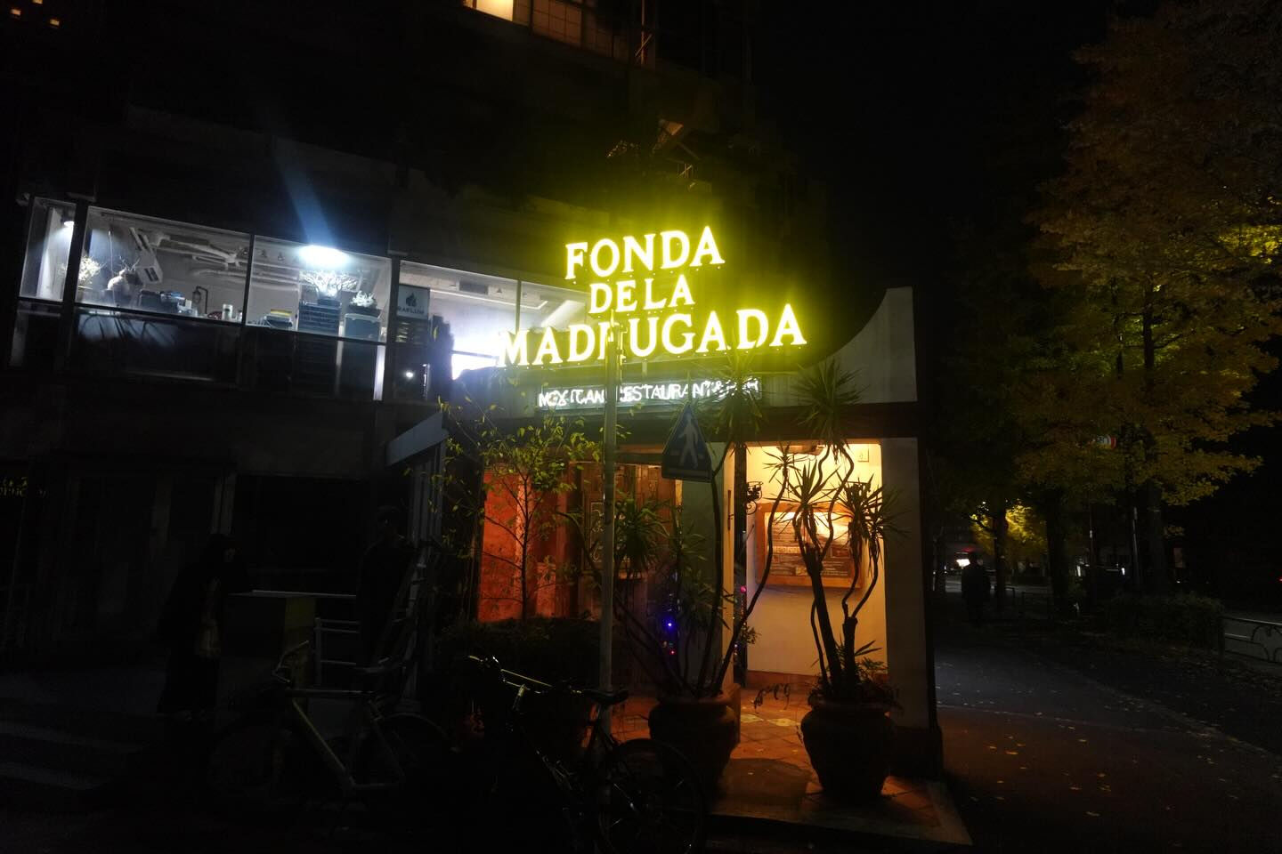 友達と一緒に、リメンバーミーの雰囲気たっぷりなメキシコ料理の