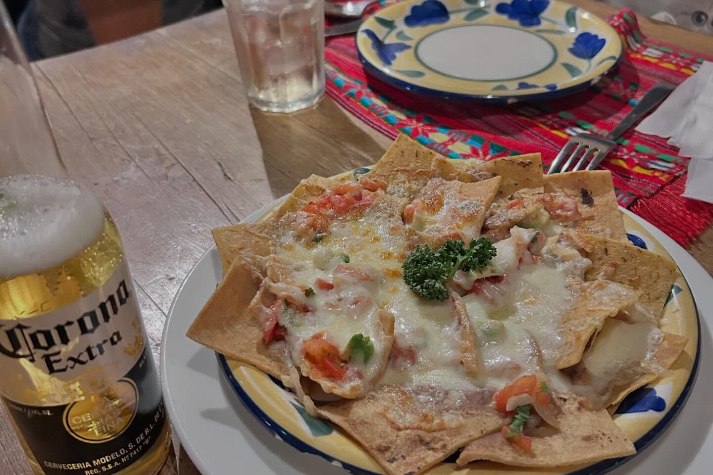 友達と一緒に、リメンバーミーの雰囲気たっぷりなメキシコ料理の