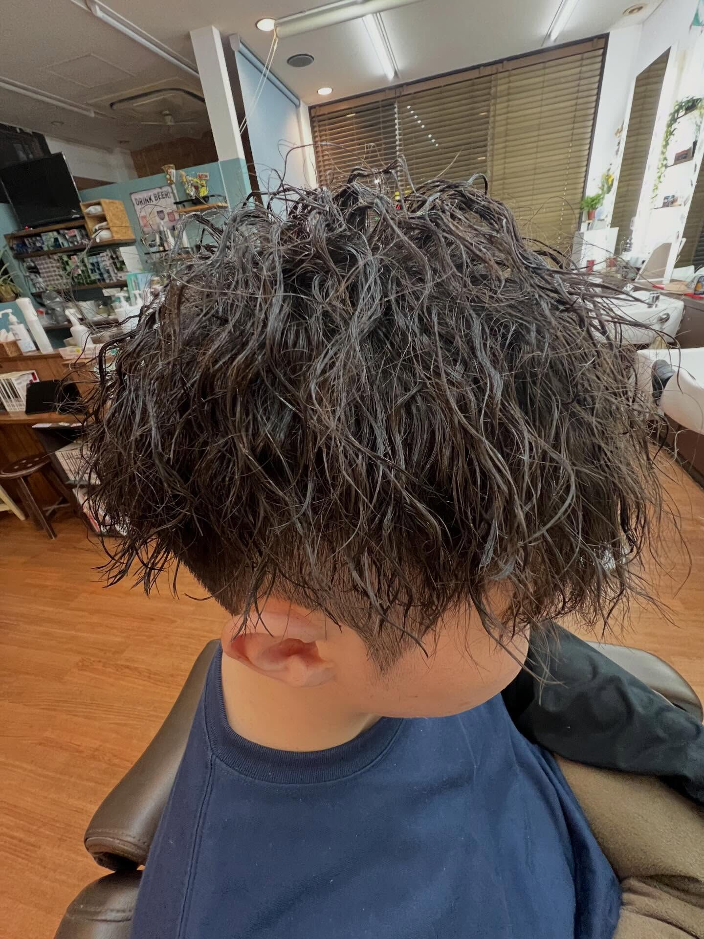波巻きパーマスタイルは、メンズヘアのトレンドとして注目を集め