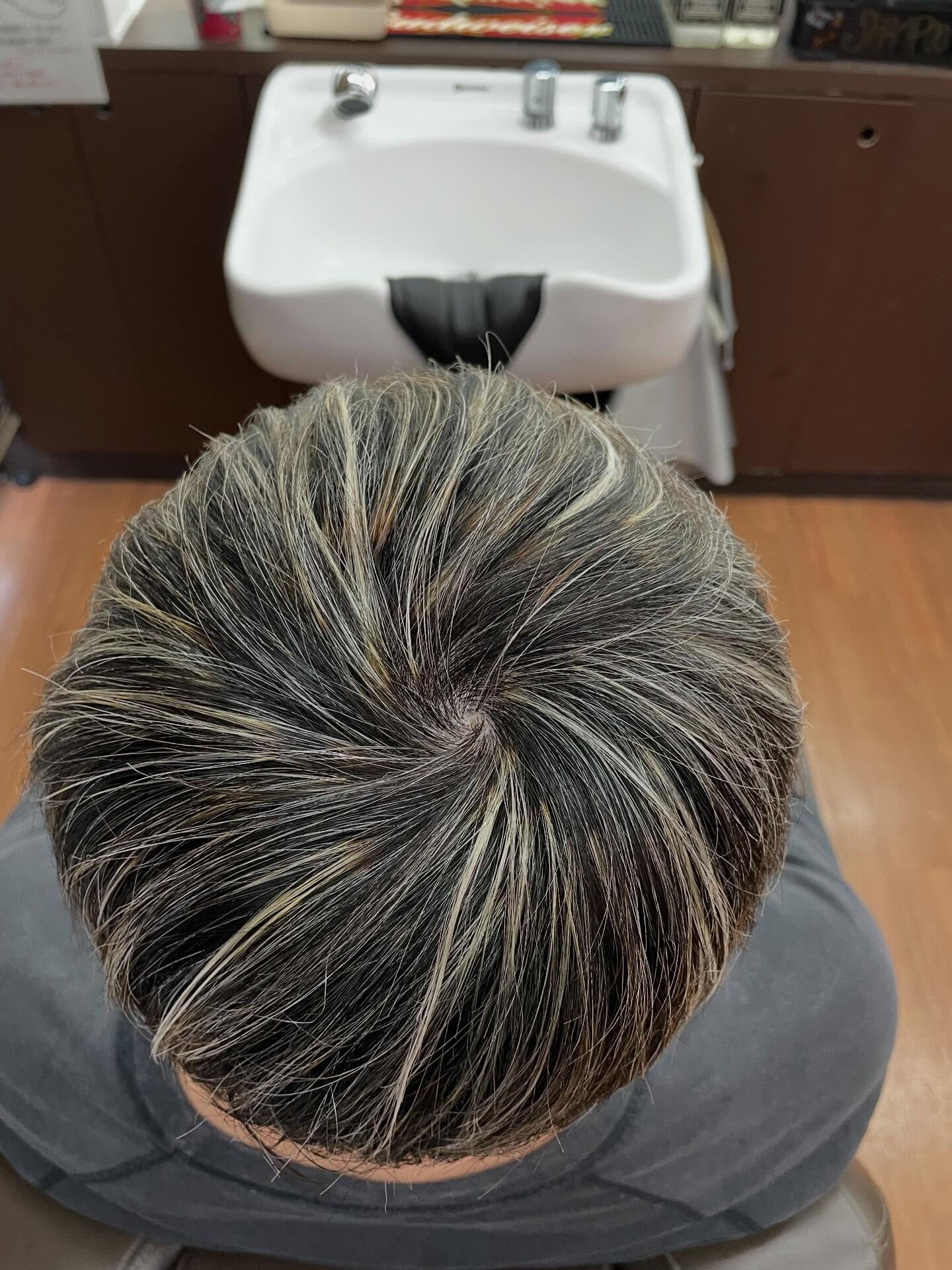 白髪が気になっている大人の皆さん、もっと自信に満ちたダンディ