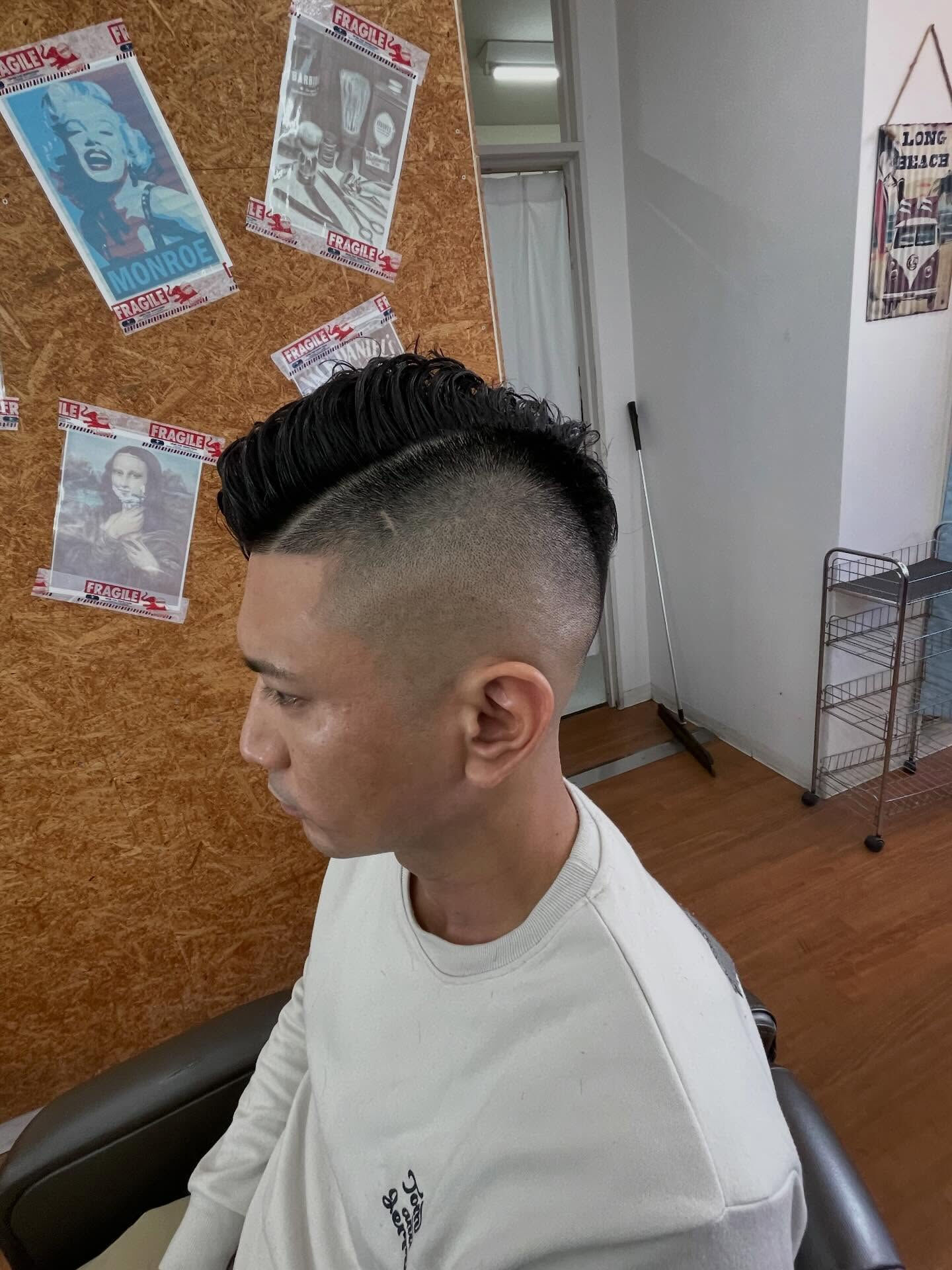 現代のヘアスタイルのトレンドの一つとして、メンズフェードカッ