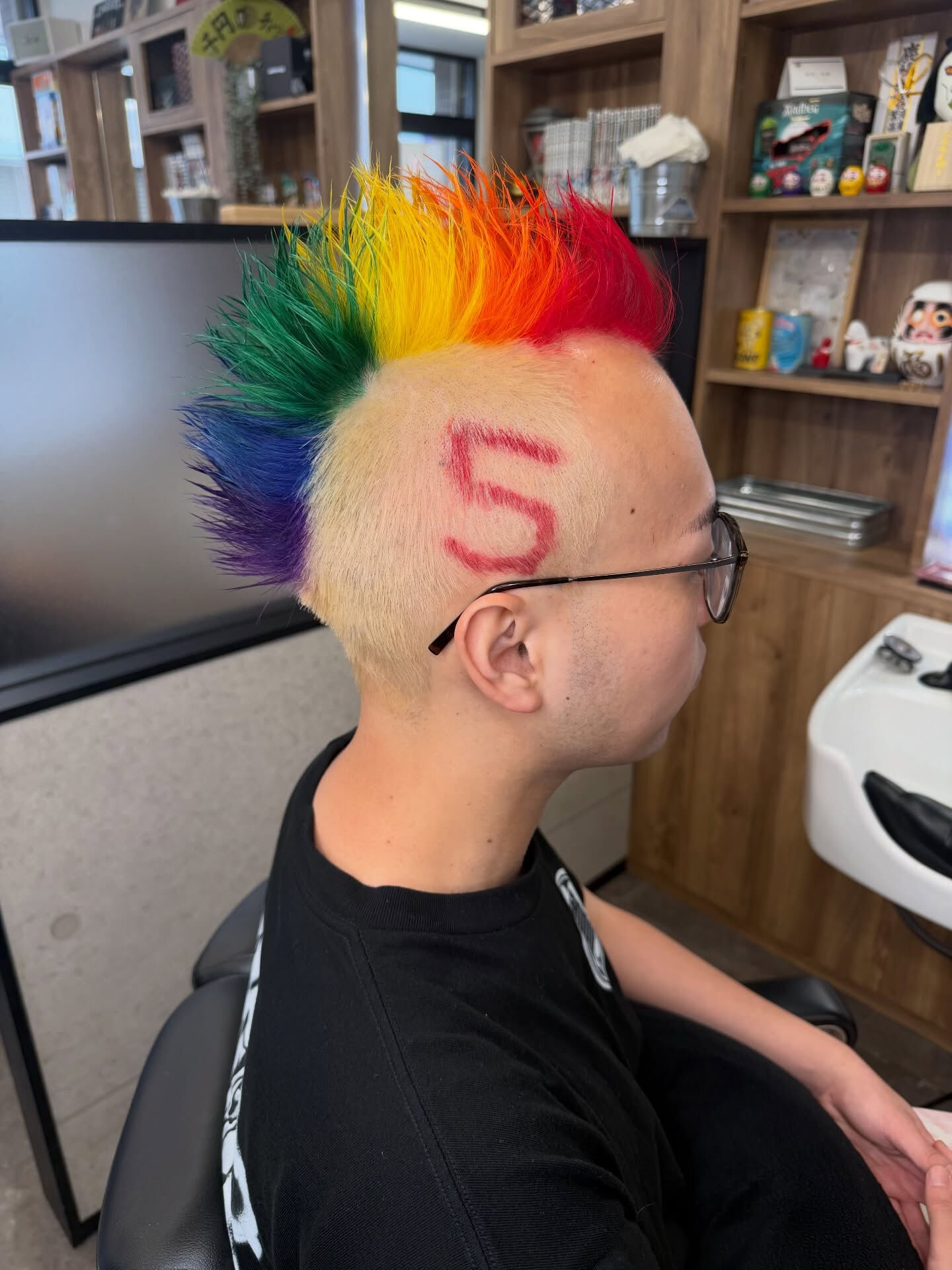 注目を浴びるヘアスタイルをお考えですか？🌈✨ 
